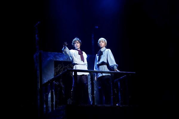 小池修一郎マジックが炸裂！ 明日海りお・千葉雄大が中性的魅力を発揮 『ポーの一族』東京公演ゲネプロレポート