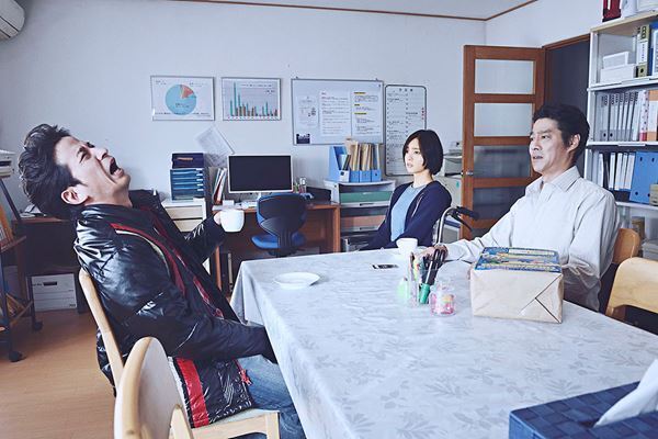 映画『ザ・ファブル   殺さない殺し屋』で初共演。岡田准一と平手友梨奈は“師匠と弟子”で“友達”