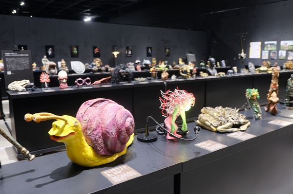 20年以上にわたる創作活動“粘土道（ねんどみち）”の全てが集結！ 『粘土道 20周年記念 片桐仁創作大百科展』ギャラリーアーモにて開幕