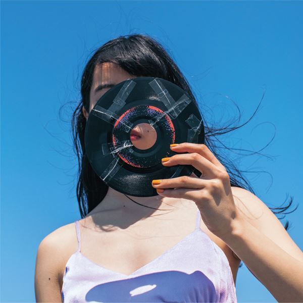 あいみょん、代表曲『君はロックを聴かない』7インチ盤を限定リリース　アコースティック版が聴けるCMも