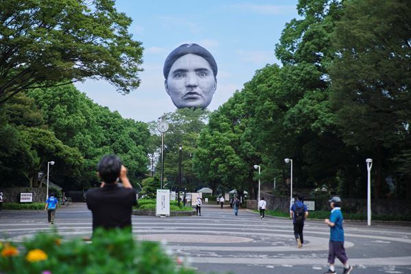 代々木公園に浮かんだ「巨大な顔」プロジェクトを総括　現代アートチーム・目［mé］によるライブ配信「顔報告会」9月5日開催