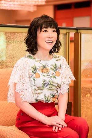 紅白歌合戦の巨大ドレスが明治座に！ 座長を務める水森かおりインタビュー