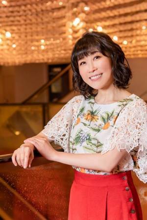 紅白歌合戦の巨大ドレスが明治座に！ 座長を務める水森かおりインタビュー