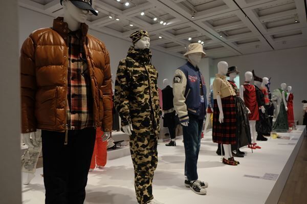 『ファッション イン ジャパン』展、国立新美術館にて開幕「もんぺ」の時代から70年にわたる日本のファッションの変遷を展観