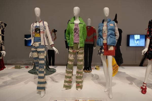 『ファッション イン ジャパン』展、国立新美術館にて開幕「もんぺ」の時代から70年にわたる日本のファッションの変遷を展観