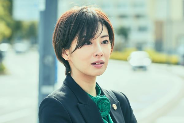 北川景子が平手友梨奈に呪いをかけられる弁護士役に　『さんかく窓の外側は夜』仲良しメイキング映像も公開