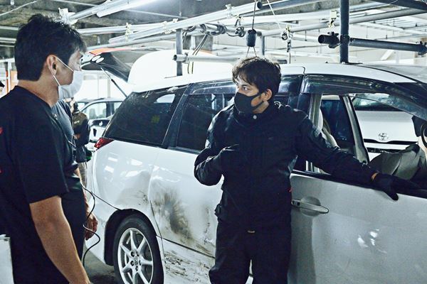 『ザ・ファブル 殺さない殺し屋』岡田准一のメイキングカット公開　TikTokに劇中から“あのキャラクター”が