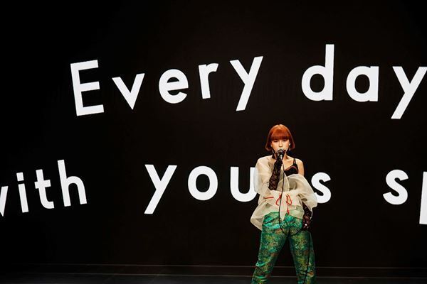 ロイ-RöE-、明日プレミア公開の「blackboard」でドラマ『ハコヅメ』OP曲をパフォーマンス