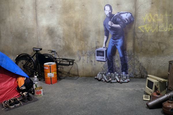 神出鬼没の覆面アーティスト・バンクシーの作品を街並みごと再現！　『バンクシーって誰？展』、寺田倉庫G1ビルにて開幕　