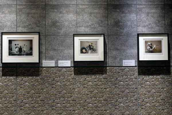 神出鬼没の覆面アーティスト・バンクシーの作品を街並みごと再現！　『バンクシーって誰？展』、寺田倉庫G1ビルにて開幕　