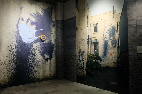 神出鬼没の覆面アーティスト・バンクシーの作品を街並みごと再現！　『バンクシーって誰？展』、寺田倉庫G1ビルにて開幕　