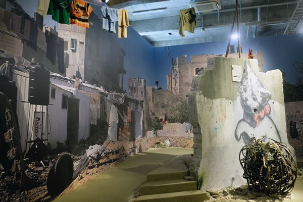 神出鬼没の覆面アーティスト・バンクシーの作品を街並みごと再現！　『バンクシーって誰？展』、寺田倉庫G1ビルにて開幕　