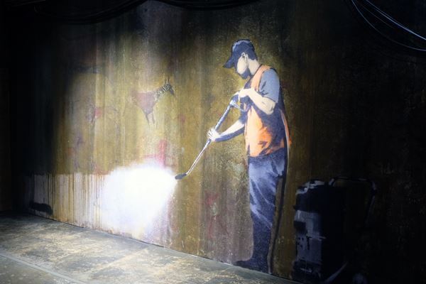 神出鬼没の覆面アーティスト・バンクシーの作品を街並みごと再現！　『バンクシーって誰？展』、寺田倉庫G1ビルにて開幕　