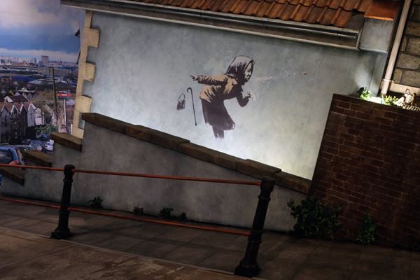 神出鬼没の覆面アーティスト・バンクシーの作品を街並みごと再現！　『バンクシーって誰？展』、寺田倉庫G1ビルにて開幕　