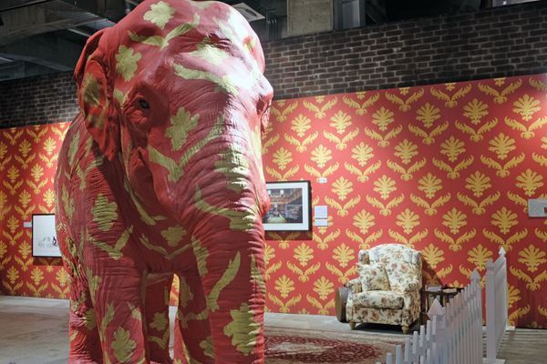 神出鬼没の覆面アーティスト・バンクシーの作品を街並みごと再現！　『バンクシーって誰？展』、寺田倉庫G1ビルにて開幕　