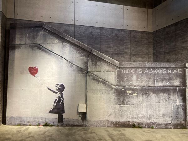 神出鬼没の覆面アーティスト・バンクシーの作品を街並みごと再現！　『バンクシーって誰？展』、寺田倉庫G1ビルにて開幕　