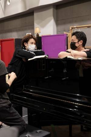 ふたりの俳優で登場人物は10人あまり！ あらゆる困難を笑いで軽やかに吹き飛ばすミュージカルの創作現場を訪ねた