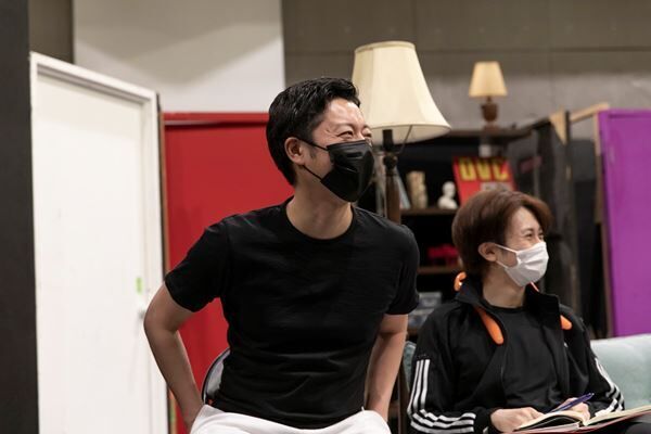 ふたりの俳優で登場人物は10人あまり あらゆる困難を笑いで軽やかに吹き飛ばすミュージカルの創作現場を訪ねた 21年4月30日 ウーマンエキサイト 1 5