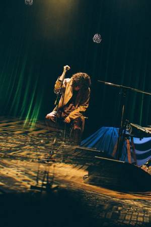 菅田将暉が28歳誕生日に初オンラインライブ開催、代表曲の数々をアコースティックで披露