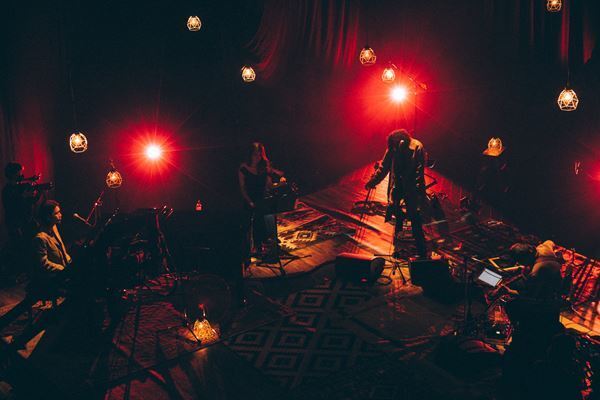 菅田将暉が28歳誕生日に初オンラインライブ開催、代表曲の数々をアコースティックで披露