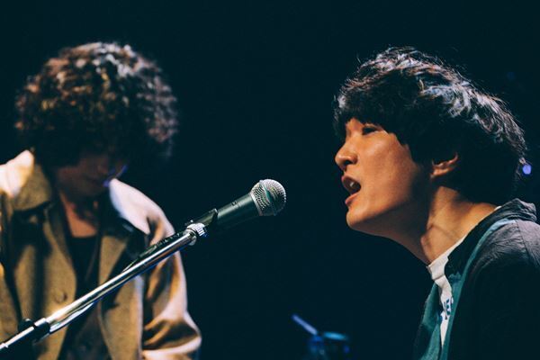 菅田将暉が28歳誕生日に初オンラインライブ開催、代表曲の数々をアコースティックで披露