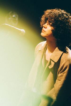 菅田将暉が28歳誕生日に初オンラインライブ開催、代表曲の数々をアコースティックで披露