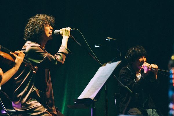 菅田将暉が28歳誕生日に初オンラインライブ開催、代表曲の数々をアコースティックで披露