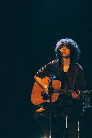 菅田将暉が28歳誕生日に初オンラインライブ開催、代表曲の数々をアコースティックで披露