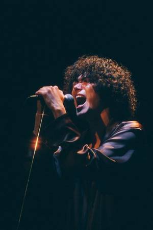 菅田将暉が28歳誕生日に初オンラインライブ開催、代表曲の数々をアコースティックで披露