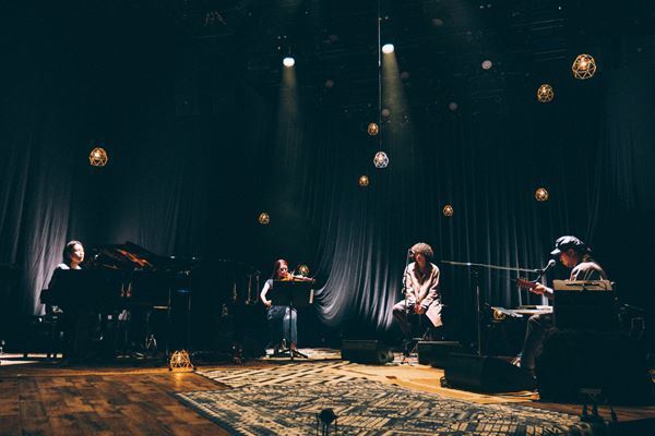 菅田将暉が28歳誕生日に初オンラインライブ開催、代表曲の数々をアコースティックで披露