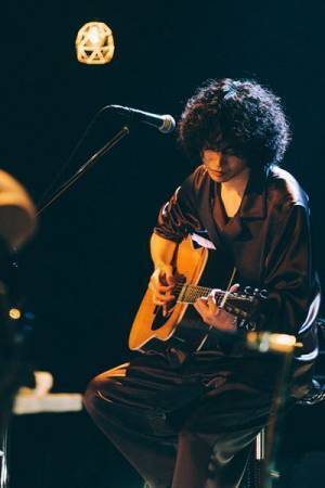 菅田将暉が28歳誕生日に初オンラインライブ開催、代表曲の数々をアコースティックで披露