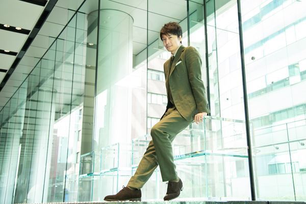 長谷川博己が語る近未来のビジョン。“なにもしない”というアプローチ【『はい、泳げません』インタビュー】