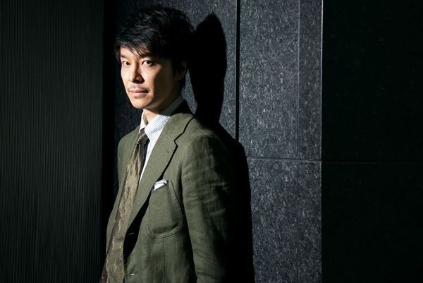 長谷川博己が語る近未来のビジョン。“なにもしない”というアプローチ【『はい、泳げません』インタビュー】