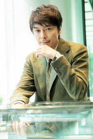 長谷川博己が語る近未来のビジョン。“なにもしない”というアプローチ【『はい、泳げません』インタビュー】