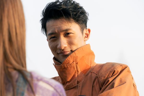 生見愛瑠を優しい眼差しで見つめる岩本照　『モエカレはオレンジ色』今後の展開が気になる場面写真公開