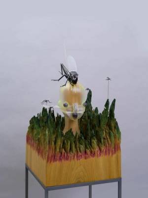 「プラモデル、しかも石作品の！」という閃きから生まれた作品群を紹介『加藤泉―寄生するプラモデル』開催