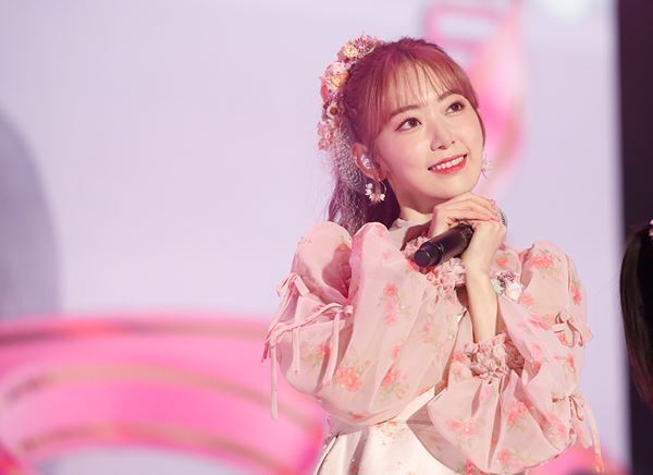 宮脇咲良のHKT48卒業コンサートに兒玉遥、指原莉乃がサプライズ出演「ずっと仲間でいたい」 10年を振り返るセトリにIZ*ONEの楽曲も