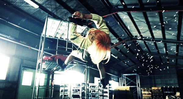 橋本環奈が華麗なナイフさばきで敵をなぎ倒す　『バイオレンスアクション』本編映像公開