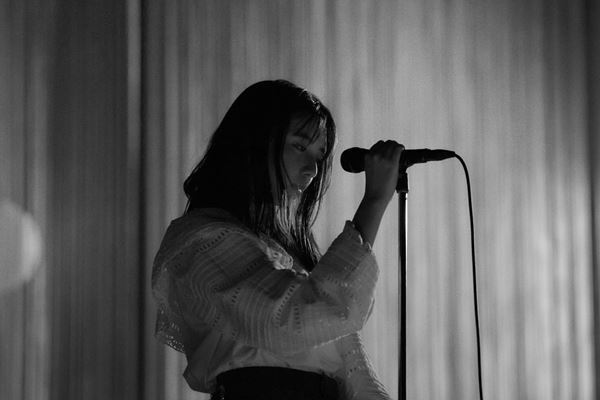 adieu（上白石萌歌）、歌を届ける喜びを噛み締めた初ワンマンライブ「本当に今この時間が幸せ」