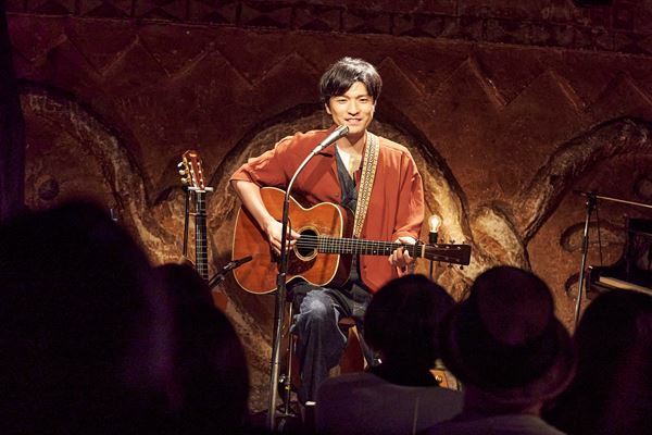森山直太朗、思い出の地・吉祥寺から20周年ツアーがスタート　この日のために用意した全16曲を弾き語りで熱唱