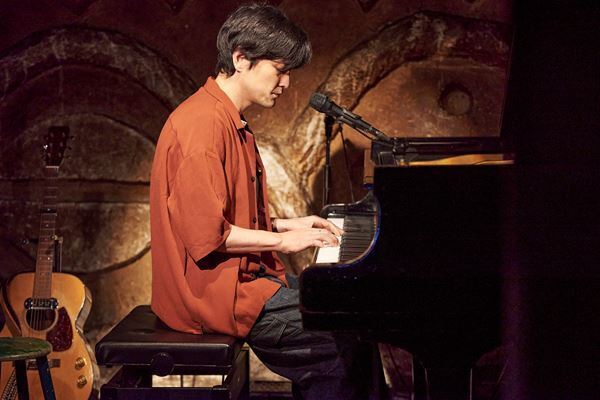 森山直太朗、思い出の地・吉祥寺から20周年ツアーがスタート　この日のために用意した全16曲を弾き語りで熱唱