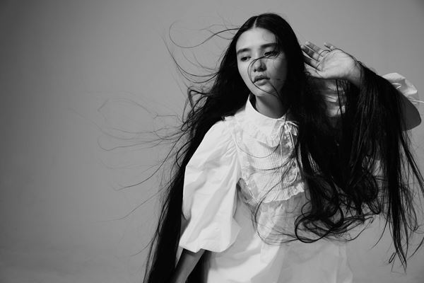 Lizabet、日曜劇場『DCU』主題歌「Another Day Goes By」MV公開　監督は岩井俊二