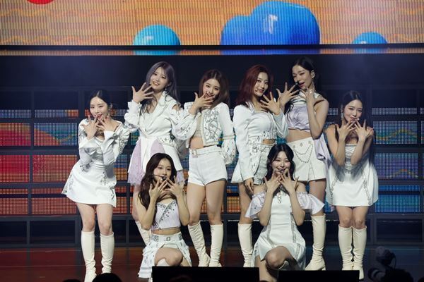 fromis_9、初の日本単独コンサートオフィシャルレポ「やっと会えて本当にうれしい」