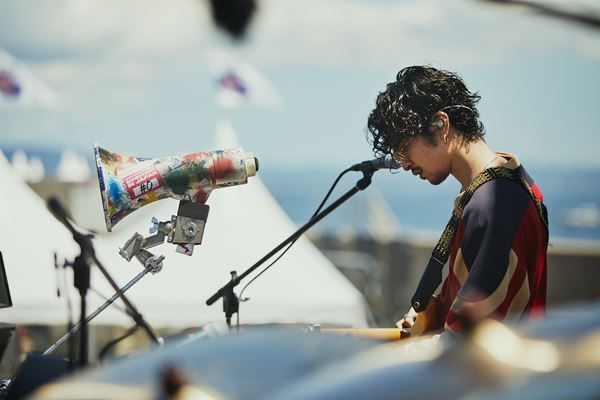 東京湾の人工島で行われたKing Gnuシークレットライブレポート　舞台裏に密着したビハインドザシーンの公開も決定