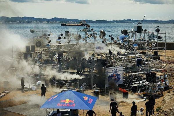 東京湾の人工島で行われたKing Gnuシークレットライブレポート　舞台裏に密着したビハインドザシーンの公開も決定