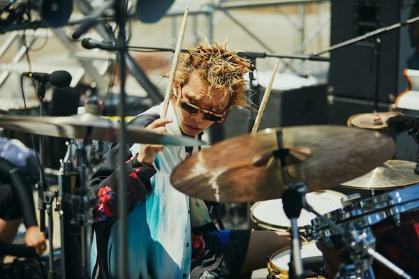 東京湾の人工島で行われたKing Gnuシークレットライブレポート　舞台裏に密着したビハインドザシーンの公開も決定