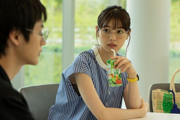 神尾楓珠を見つめる西野七瀬、パジャマパーティの恋バナも　『恋は光』新場面写真公開