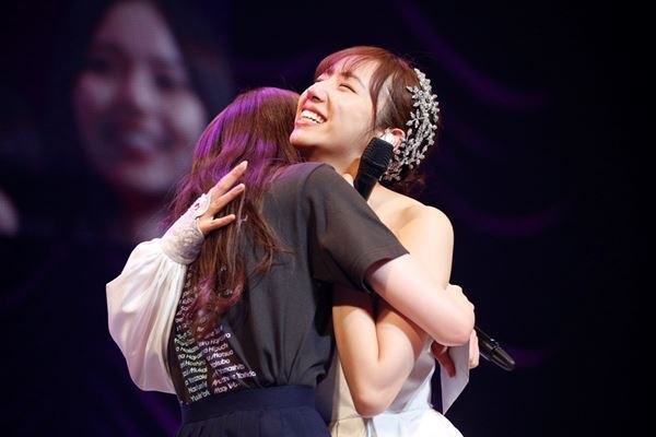 乃木坂46、新内眞衣が9年間のグループ活動に幕を下ろす　妄想結婚式など笑いと涙に包まれた卒業セレモニー開催