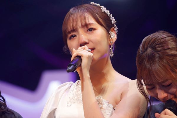 乃木坂46、新内眞衣が9年間のグループ活動に幕を下ろす　妄想結婚式など笑いと涙に包まれた卒業セレモニー開催