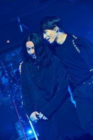 UVERworld、14年連続クリスマスライブに山田孝之と青山テルマがサプライズ出演